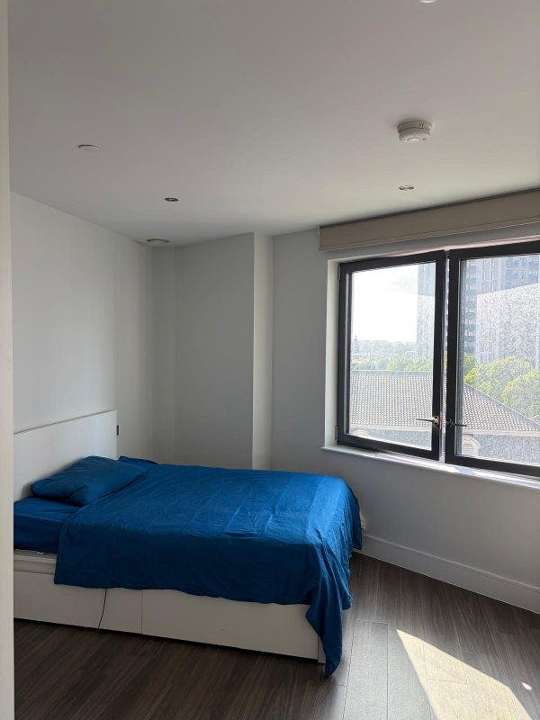 Ensuite in Modern 2-Bed Flat, w/ gym and rooftop Main Photo