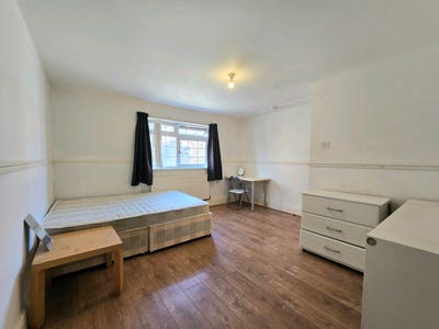 Two Rooms Near City Centre Available Now! Main Photo