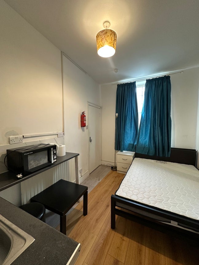 Self-Contained En-Suite Room For Rent Main Photo