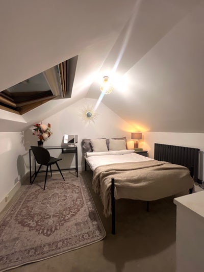 Bright Loft Double Room, All-Girl House  Main Photo