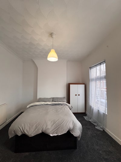 &pound;350 pcm all bills included  Main Photo