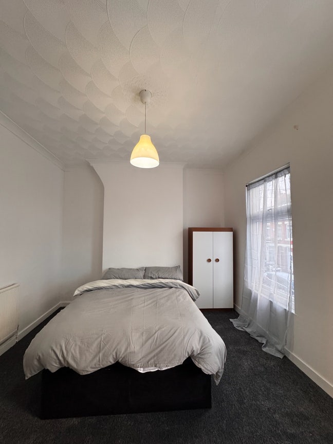 &pound;350 pcm all bills included  Main Photo