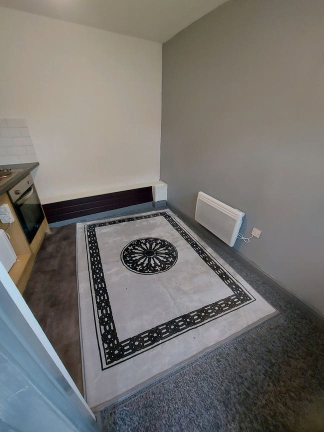 Self contained ground floor flat,seperate entranc Main Photo