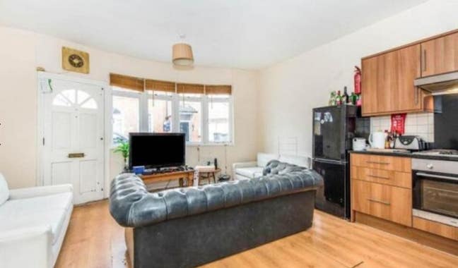 1 Room available Main Photo