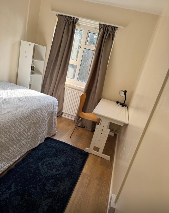 Bright and fully furnished single room available i Main Photo