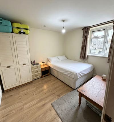 Looking for a student to share a spacious studio Main Photo