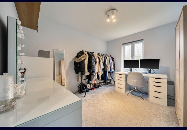 Refurbished Double Bedroom With Parking Main Photo