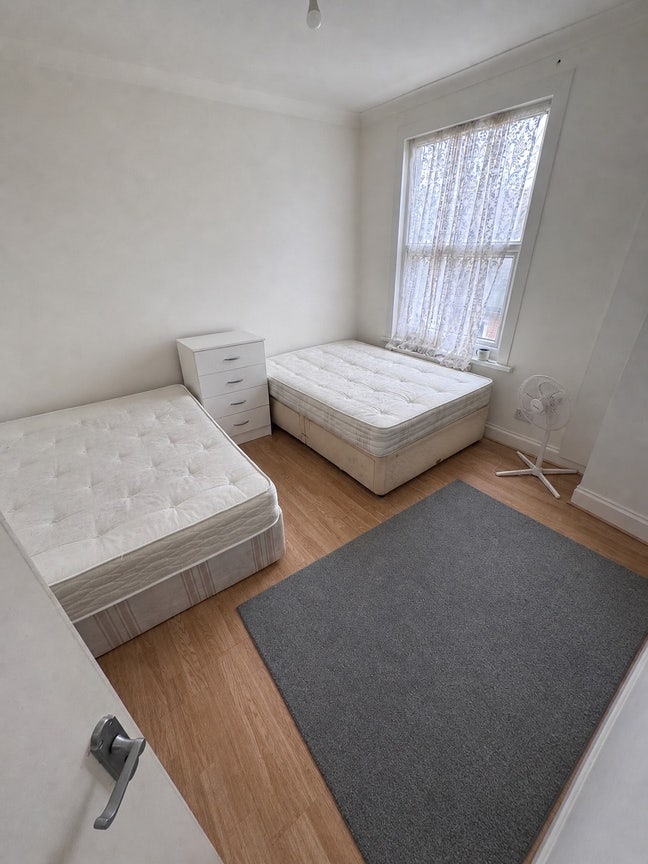 Double Bedroom Ilford Lane Main Photo