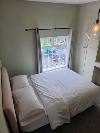 Charming Spare Room with bathroom in Windsor  Main Photo