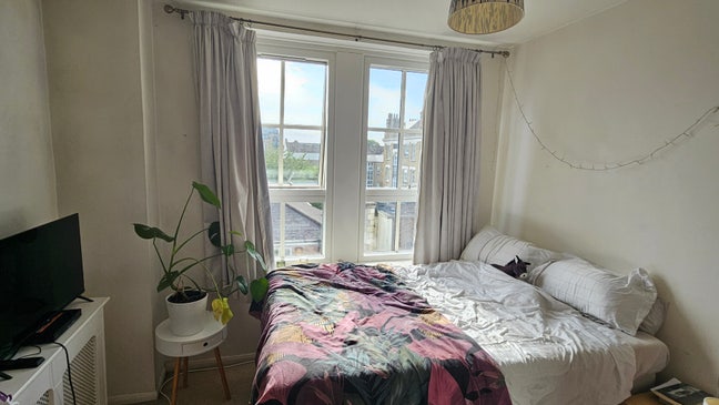 Room in quiet 2 bed in amazing location Main Photo