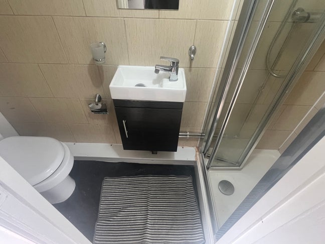 En-suite double bedroom available shared house Main Photo