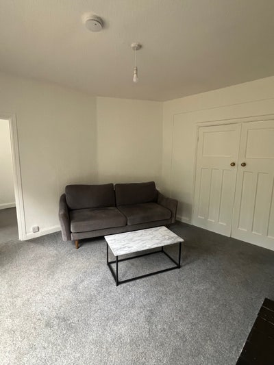 One-bed flat 10 mins from city centre Main Photo