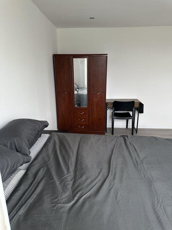 Studio flat with all bills available in TW4 Main Photo