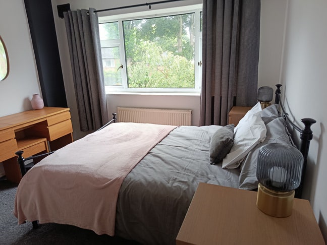 Double Furnished Room, For Female Pet Lover Main Photo