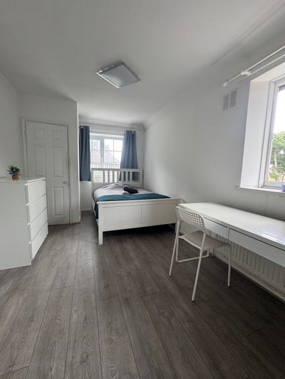 Large Double Room to Let Main Photo