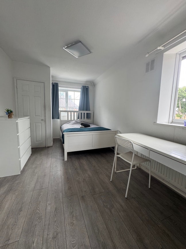 Large Double Room to Let Main Photo