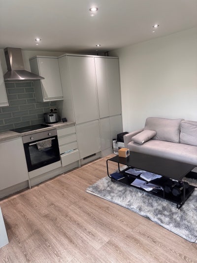 Double Room available - Clean,Friendly&Easygoing Main Photo