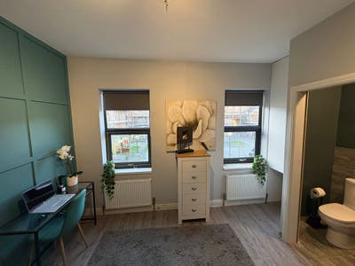 Luxury ensuite close to station, hospital & city Main Photo