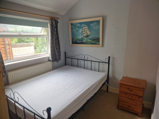 Nice clean room in friendly household Main Photo