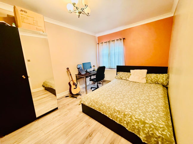 Double Bed, next to Barking stations  Main Photo