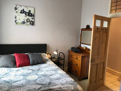 Super en-suite room close to town and station Main Photo
