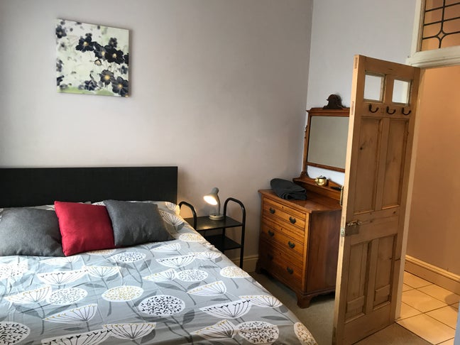 Super en-suite room close to town and station Main Photo