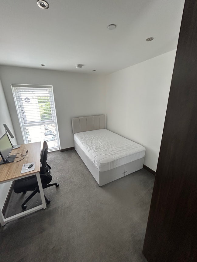 Double Room w/ En Suite, 100m from Train Station  Main Photo