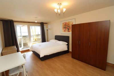 Beautiful room with balcony in Mile End E3 Main Photo