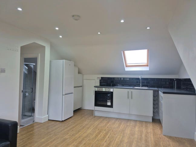 Two-bedroom flat in Hendon Main Photo