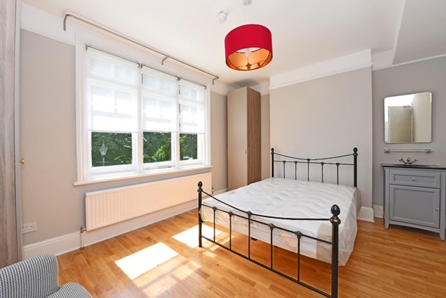 One Double Bed Rooms + Huge Garden+Cleaner  Main Photo