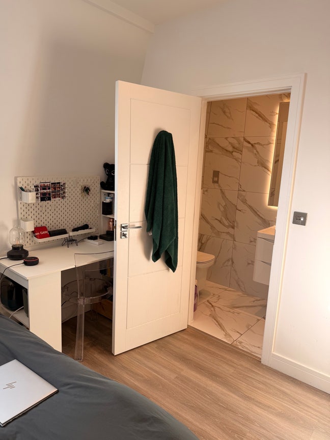Cozy Ensuite Double Room Available - E13  Main Photo