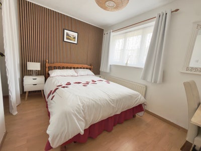 Spacious Light & airy Room for Rent Main Photo