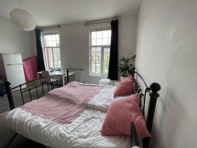 Beautiful room behind wood green shopping center Main Photo