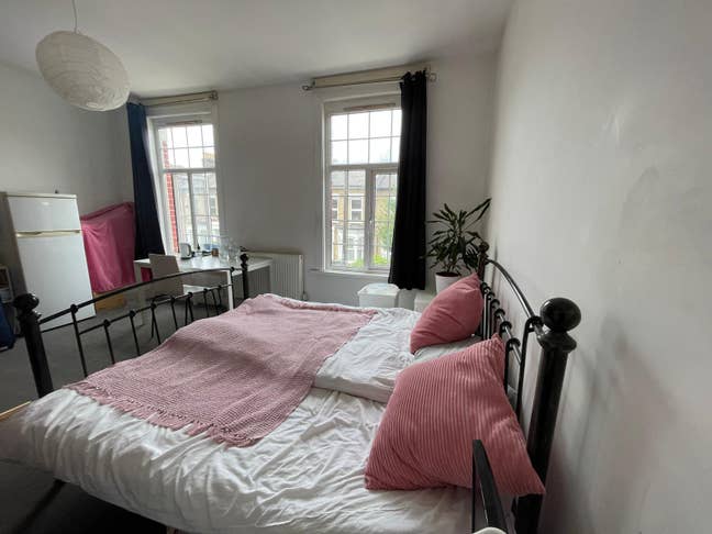 Beautiful room behind wood green shopping center Main Photo