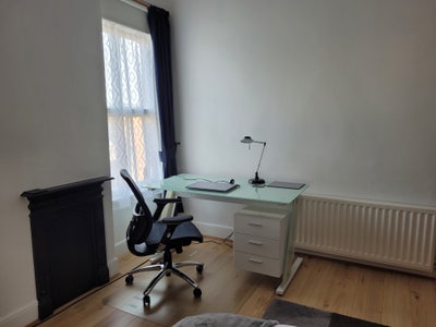 Large double room in spacious house - Beeston Main Photo