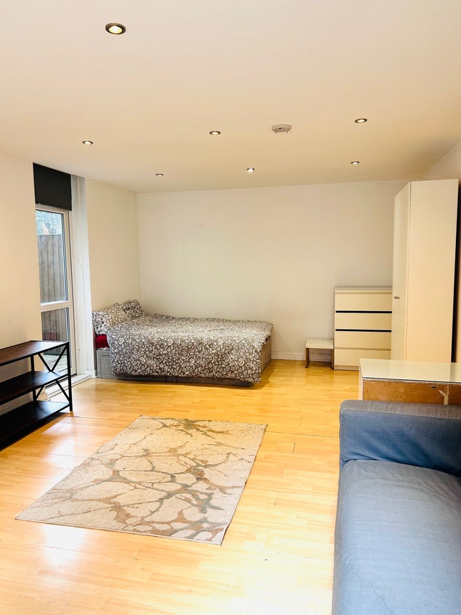 NW8 famous Abbey Rd Large room with 2 gardens Main Photo