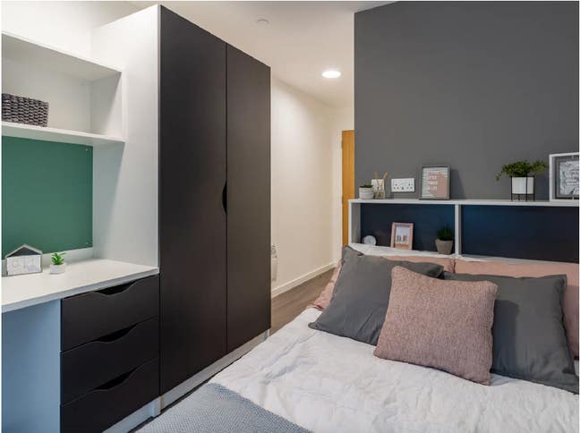 En-suite room in private student accomodation Main Photo