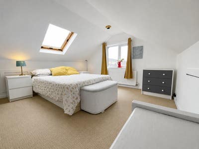 En-Suite Bright Double Attic Space Room for Rent Main Photo