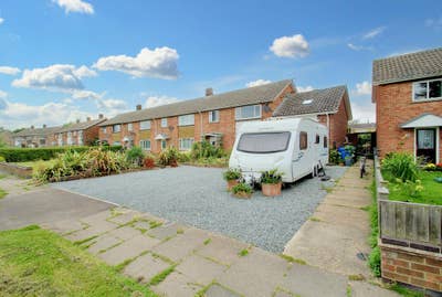 Coastal NR32 Retreat Close to Shops & Rail Main Photo