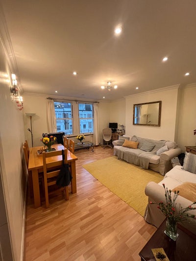 Double room in large 2 bedroom flat  Main Photo