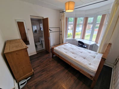 Brand New Large single room, En-Suite Main Photo