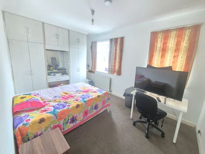 Large Double In a Tidy House East Acton W3 Main Photo