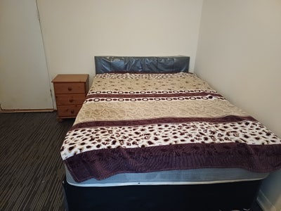 Double room en suite high st 1 minute away Main Photo