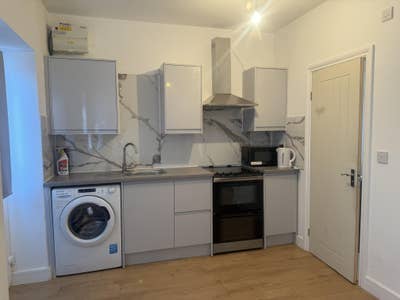 Studio flat and ensuite room for rent Main Photo