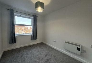 Spacious Double Room Available in Renovated Flat Main Photo
