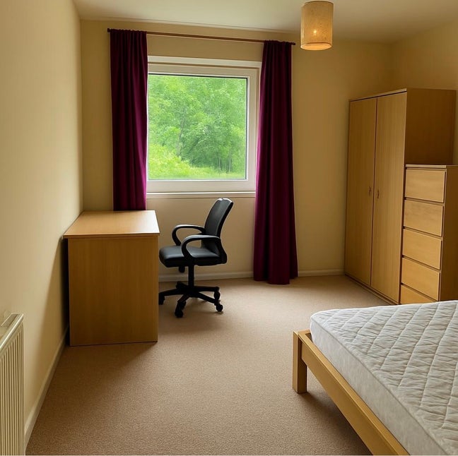Large bedroom in 2 bed house with gard-Bills Inc*  Main Photo