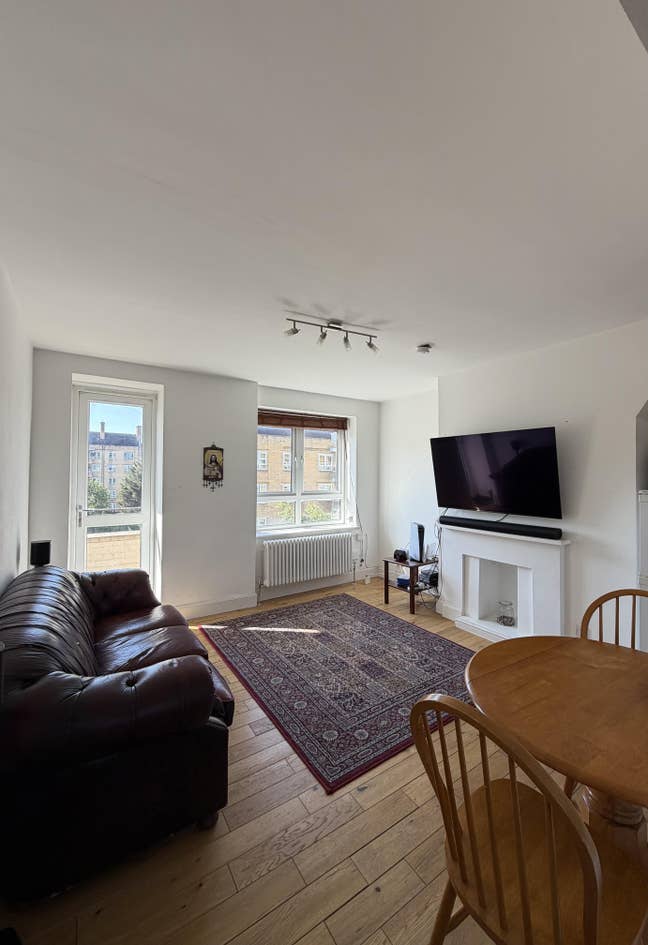 Double room in 2 bed flat with living room Main Photo
