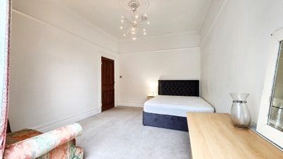 Large Furnished Double Room in Spacious Townhouse Main Photo