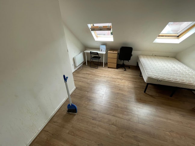 Large Double Room  Main Photo