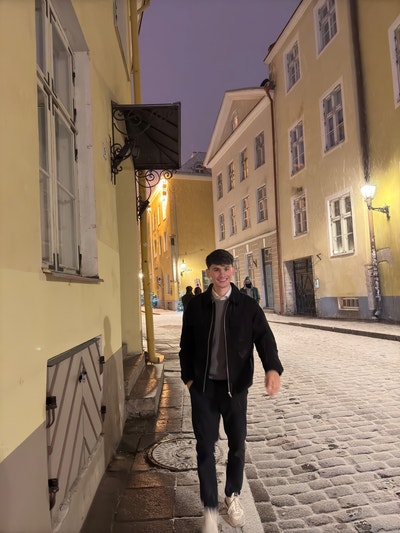 Professional looking for London Flatshare in Z 1-3 Main Photo